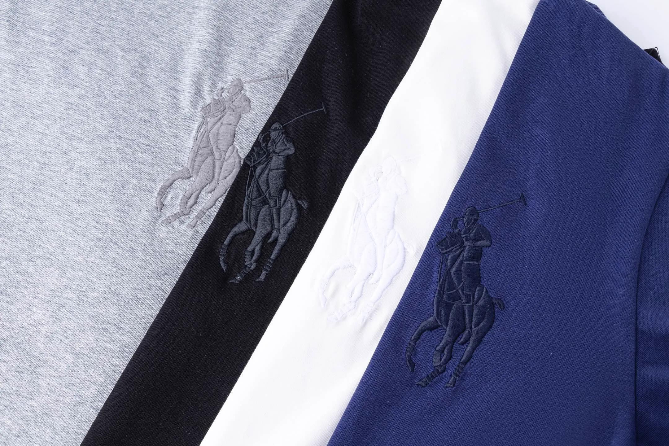 P126 Style number: 509 Ralph Lauren/Ralph Lauren 25ss simultaneously launches one-color horse embroidery round neck short sleeves. The main logo on the neck has a QR code mark, which can be scanned for verification, and the detailed horse logo embroidery is all high-density, all made with imported Tajima machines, which distinguishes low-quality products on the market. 32 counts, 240g hydrophilic toner, 100% cotton fabric, comfortable and soft, highly breathable, focusing on high-end cost-effectiveness, needless to say good quality. Available in a variety of colors, both boys and girls can try this genderless style, giving them a yuppie tone in no time. Immerse yourself in your leisurely style, and have your own style in retro. Natural, vivid, and very French romantic feelings perfectly integrate the youthful atmosphere with the trend. The clever embellishment of the horse logo embroidery carries all the eye-catching points. Color: black, white, navy blue, light gray Size: S-xL S Shoulder width 44 Bust 100 Sleeve length 22 Clothing length 68 M Shoulder width 46 Bust 104 Sleeve length 23 Clothing length 70 L Shoulder width 63 Bust 108 Sleeve length 24 Clothing length 72 xL Shoulder width 50 Bust 112 Sleeve length 25 Clothing length 74